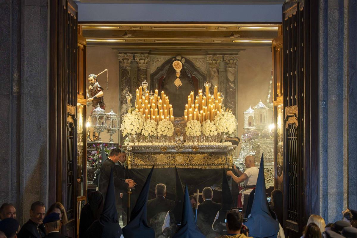 Fotogalería | Miles de fieles acompañan a la Soledad en su procesión más sobria por el Casco Antiguo de Badajoz Fotogalería | Miles de fieles acompañan a la Soledad en su procesión más sobria por el Casco Antiguo de Badajoz