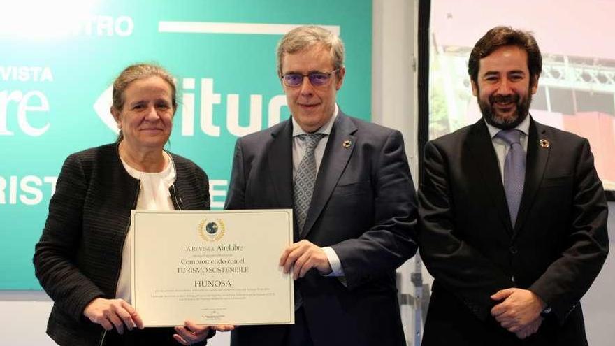 La directora de &quot;Aire Libre&quot;, Paloma Fernández, entrega el diploma a Gregorio Rabanal ante Javier Cortés, del programa &quot;Ciudades&quot; de Naciones Unidas.