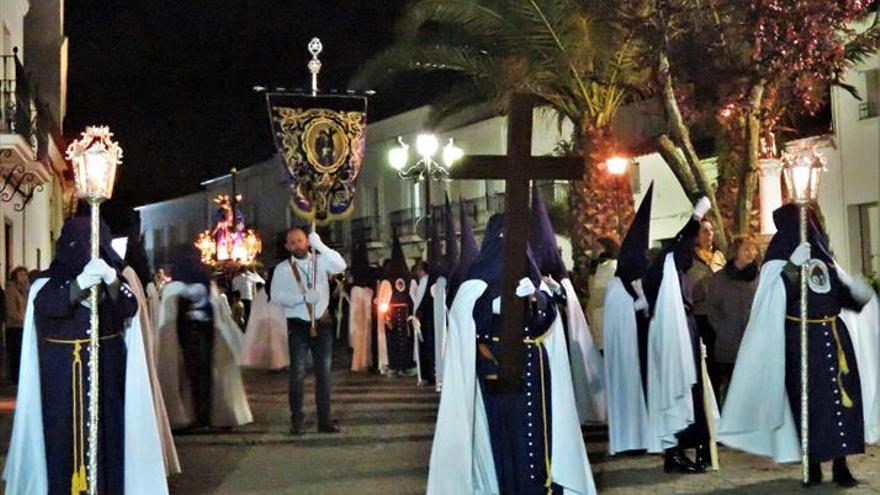 El Nazareno desfila en silencio y penitencia