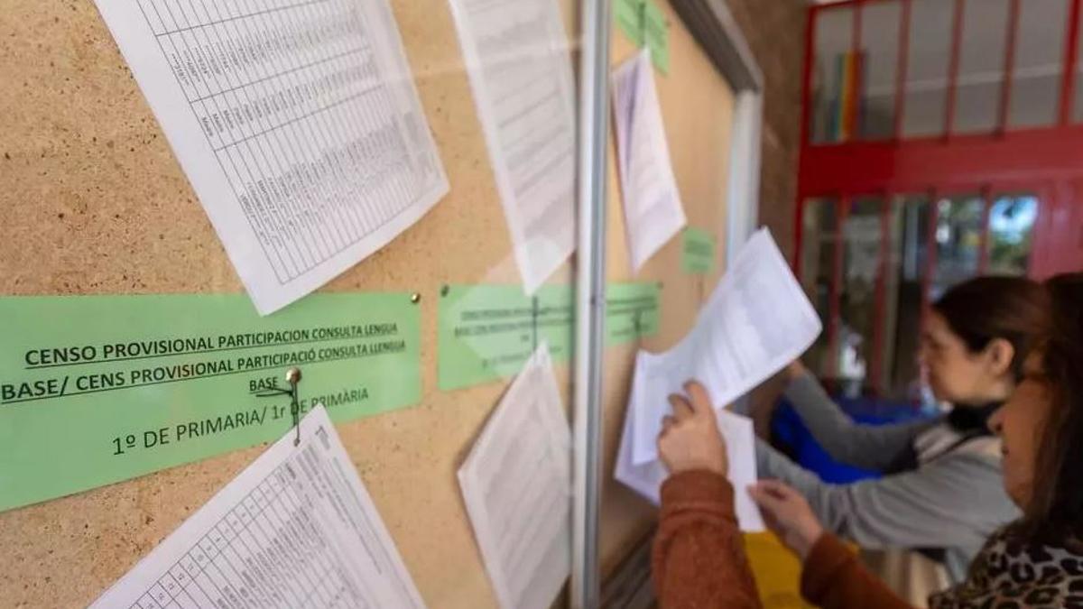 Familiars comproven els censos en un centre educatiu de Primària.