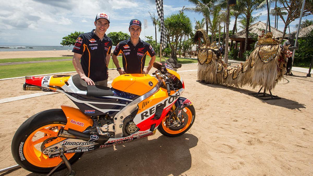 Marc Márquez y Dani Pedrosa, en la playa de Bali donde han presentado las motos con las que correrán esta temporada