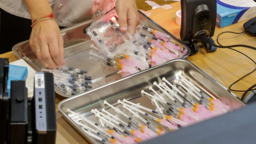 Una enfermera prepara el material antes de una jornada de vacunación. |  Iñaki Abella