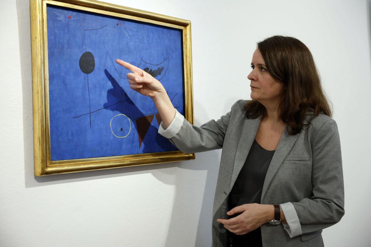 La jefa del departamento de Conservación Preventiva y Restauración de la Fundación Miró, Elisabet Serrat, explica el proceso por el que el equipo de investigadores de la Fundació Joan Miró ha descubierto un retrato de Dolors Ferrà Oromí, madre del artista, bajo la obra 'Pintura', un óleo sobre lienzo que el pintor regaló a Joan Prats, gracias a la aplicación de técnicas científicas no invasivas, que han permitido obtener una imagen del retrato subyacente.