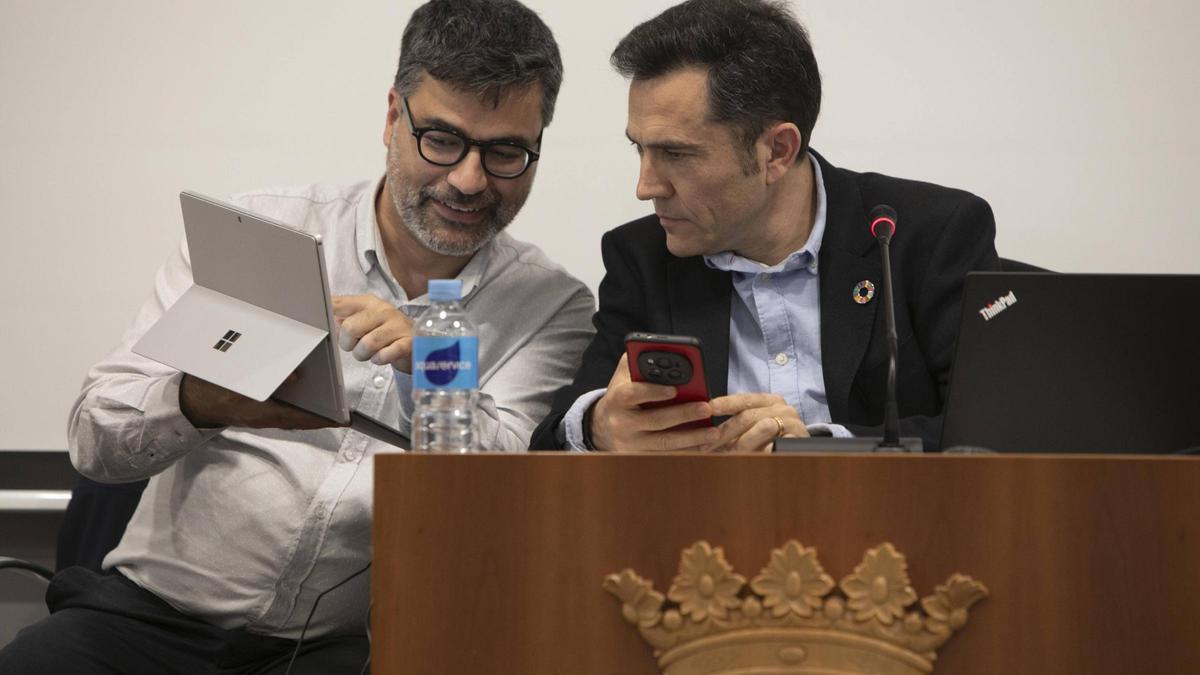 El secretario y el alcalde de Canet conversan durante el último pleno.