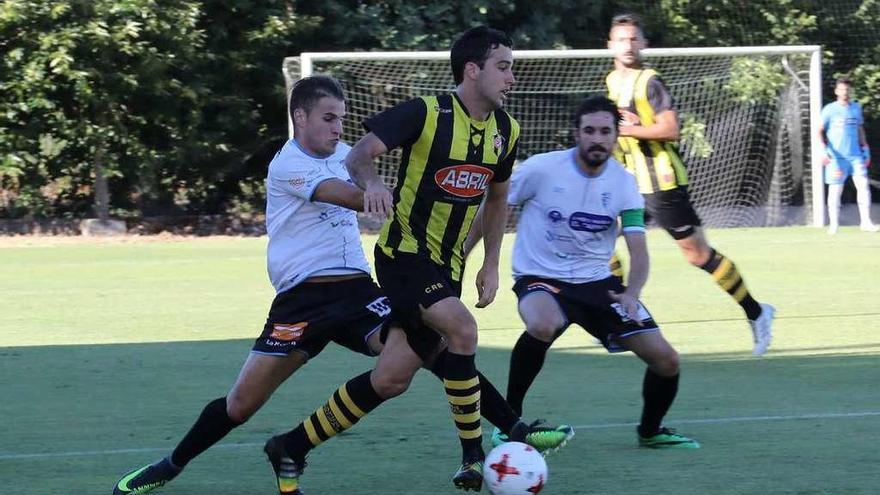 Diz, del Rápido de Bouzas, conduce el balón durante uno de los partidos de pretemporada. // Jesús Regal