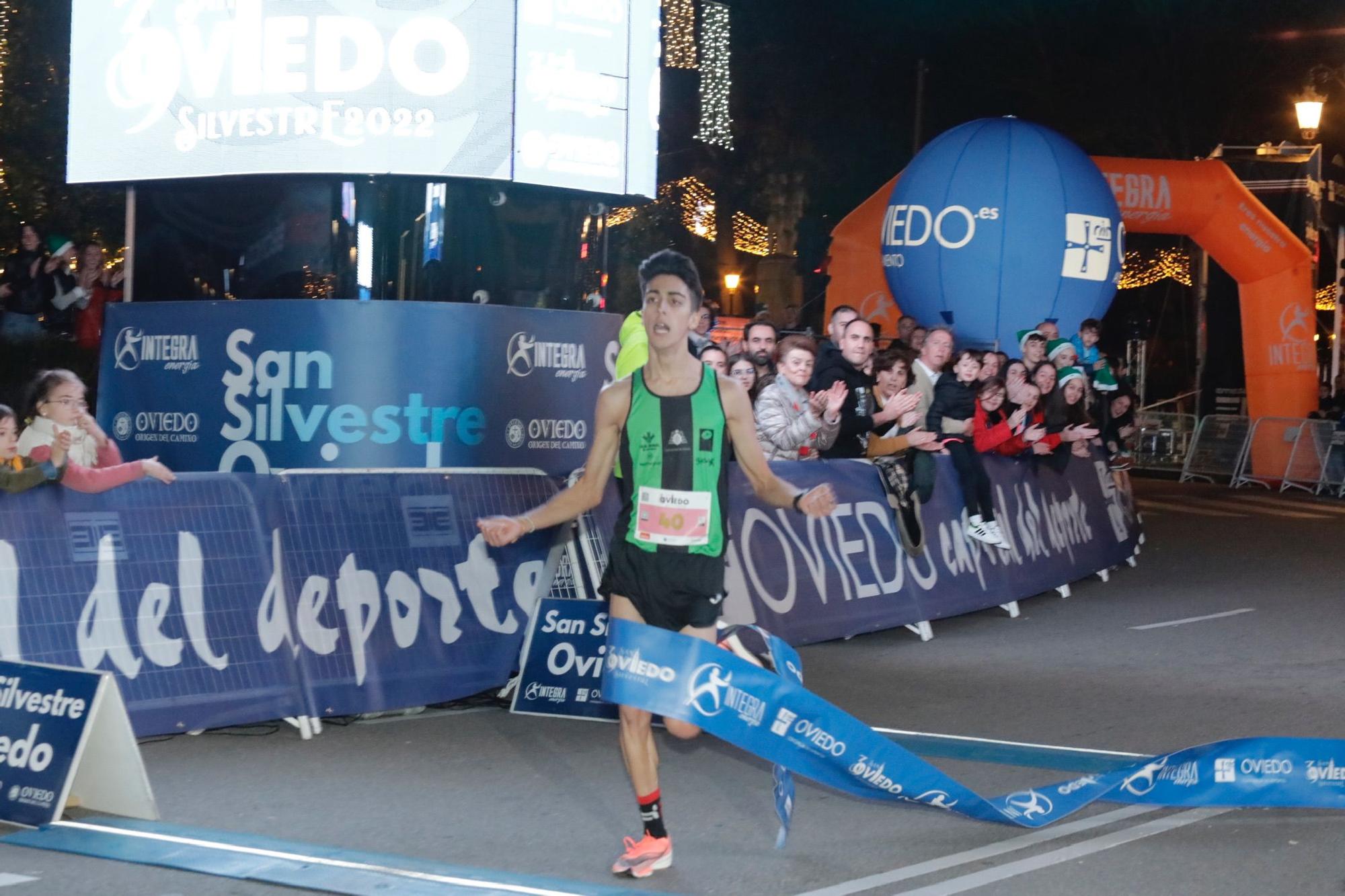 En imágenes: Jaime Bueno (Univerisad de Oviedo) y Mariam Benkert triunfan en la San Silvestre de Oviedo