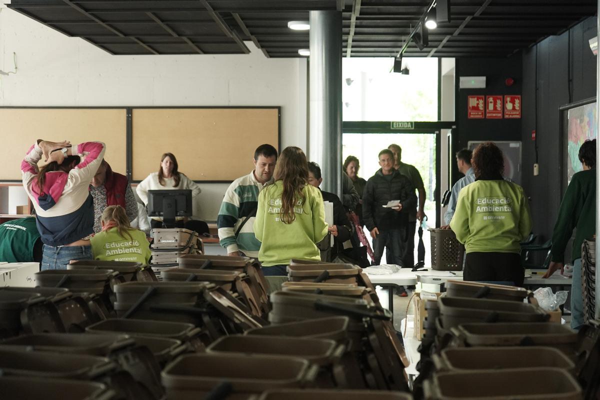 Reparto de los cubos para la recogida puerta a puerta en Ontinyent.