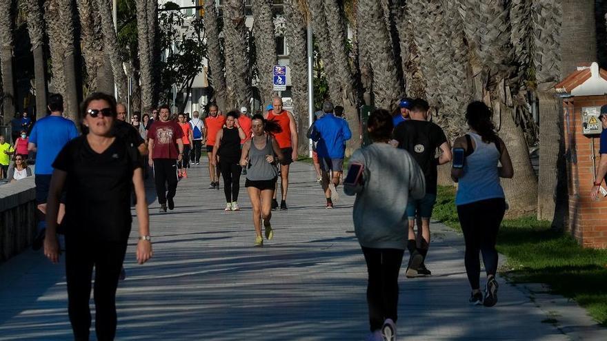 Pasear es una de las pocas medidas de alivio del confinamiento por ahora en Málaga.