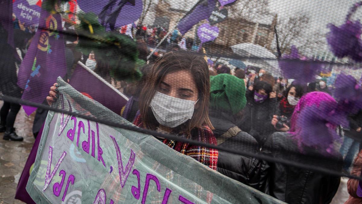 Gran protesta en Estambul por la retirada de Turquía del convenio contra la violencia machista