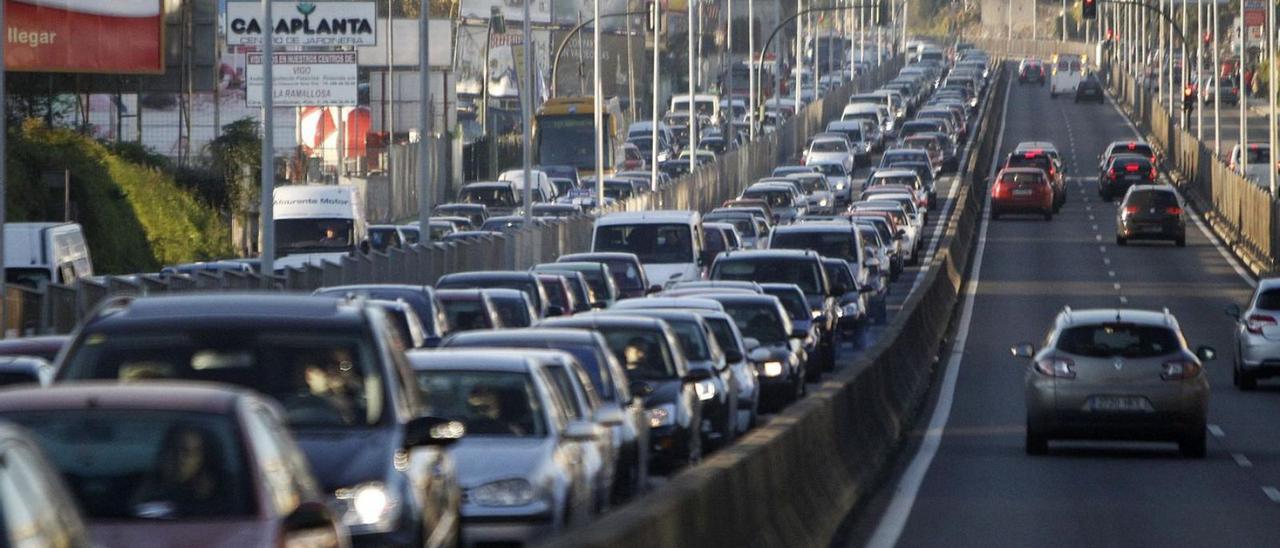 Un gran atasco
colapsa el tráfico en
la Avenida de Madrid. |  
 // JOSE LORES