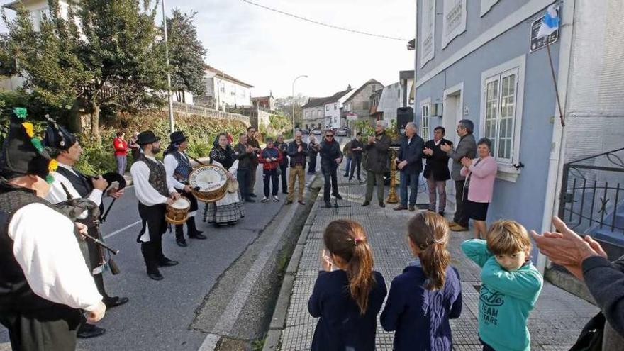 Varios asistentes al acto, ayer, ante la casa que albergó la primera escuela de Reboreda. // Marta G. Brea