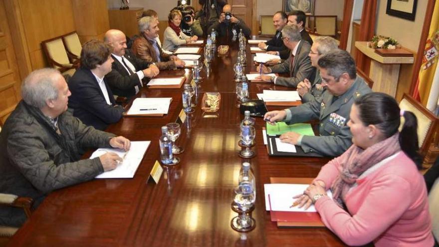 Reunión celebrada ayer entre los alcaldes del Consorio As Mariñas con el delegado del Gobierno.