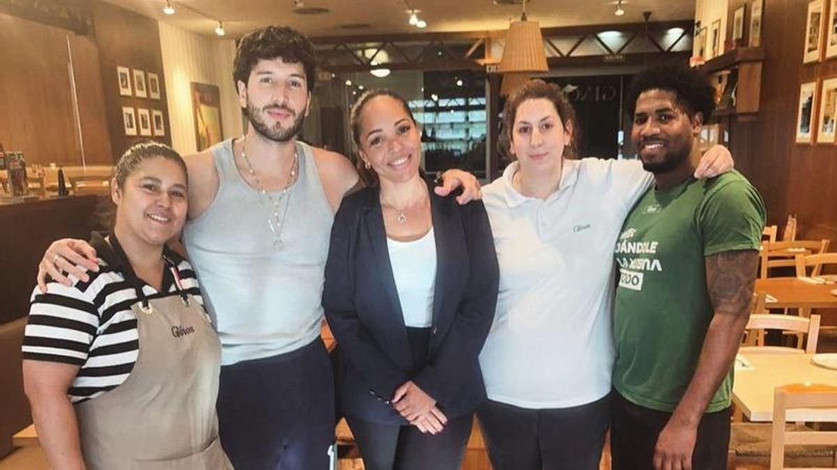 Sebastián Yatra durante su visita al restaurante Ginos de Aragonia.