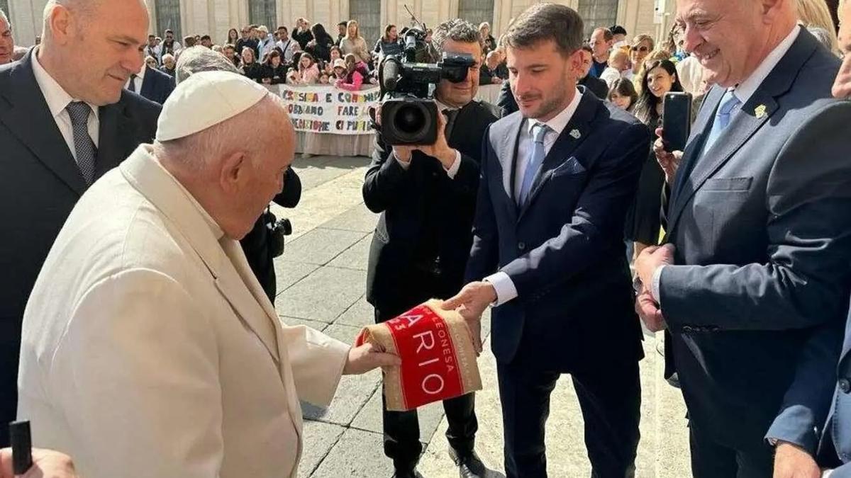 Julen Castañeda, jugador actual del Zamora CF, en una audiencia con el papa Francisco en 2023.