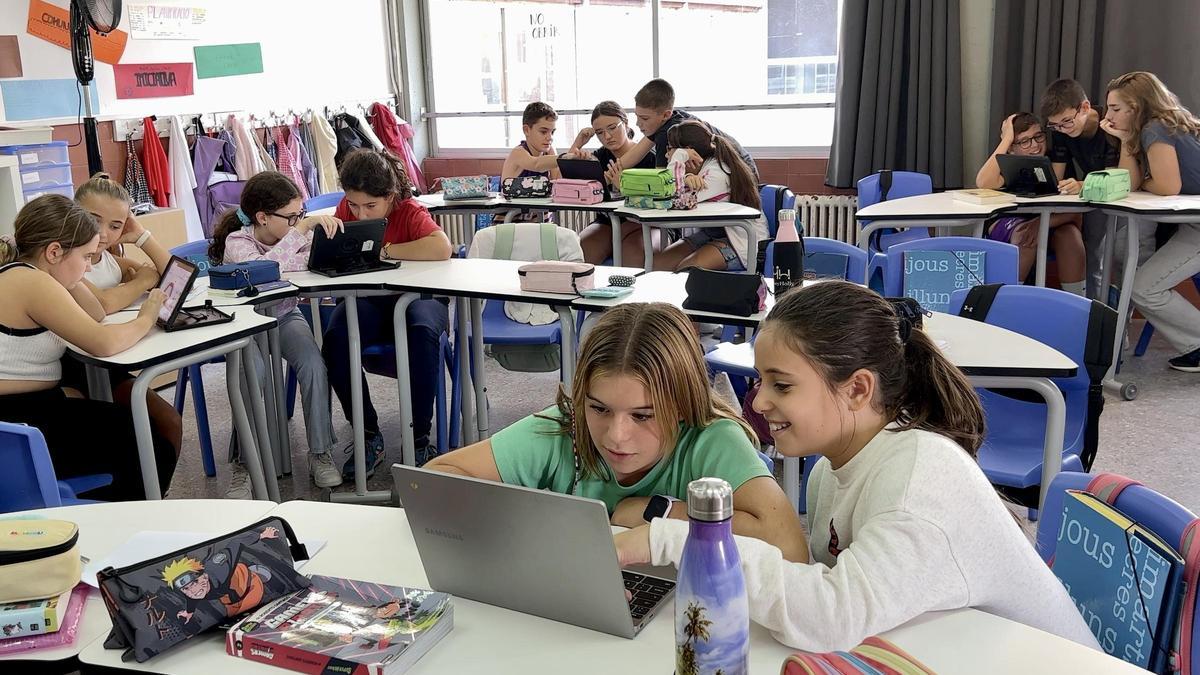 Alumnes de 6è de l'escola Gem de Mataró treballen amb ordinadors a l'aula