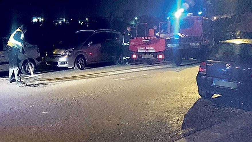 Choca contra varios coches y se da a la fuga