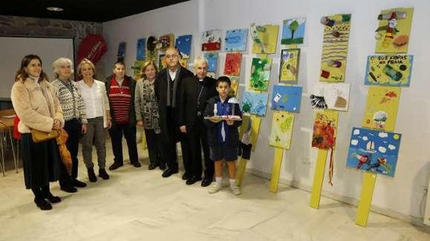 El obispo y miembros de Cáritas posan junto a un joven artista. // A.V.