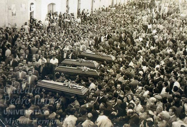 El arropado entierro de los cuatro jóvenes fallecidos tras el hundimiento de la plaza, el 14 de mayo de 1955