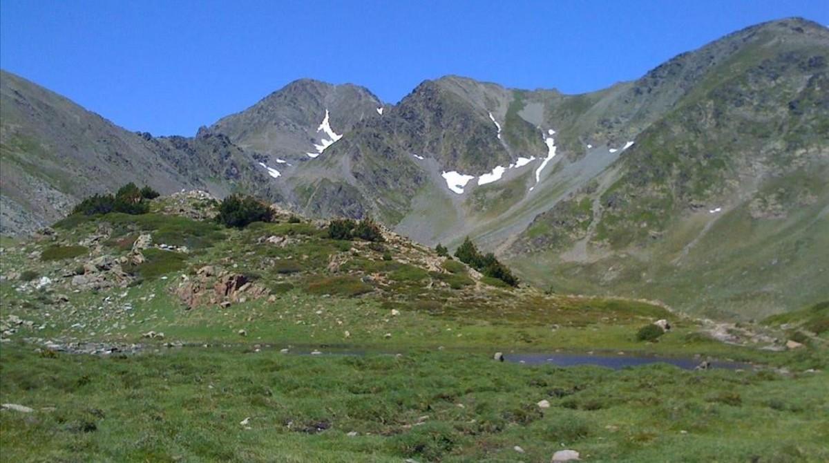 Paisaje veraniego del macizo del Carlit, en el departamente francés de Pirineos Orientales, una de las cumbres analizadas en el estudio. 