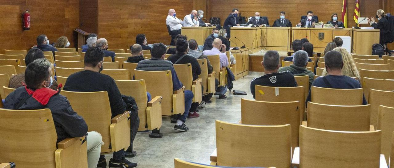 Los acusados de estafa, el día del juicio celebrado en Alicante a principios de noviembre. | ALEX DOMÍNGUEZ