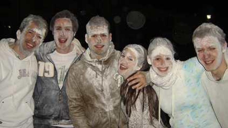 Jóvenes de Alozaina con la cara llena de harina durante la celebración del Carnaval.