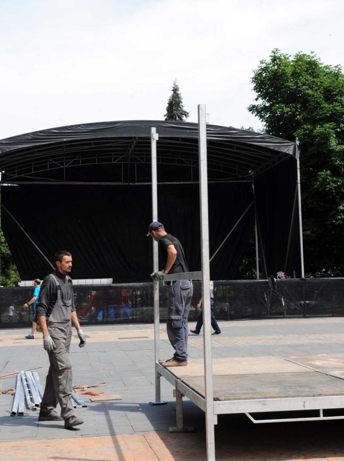 Operarios montando el escenario de San Xuan, ayer, en el parque Jovellanos.