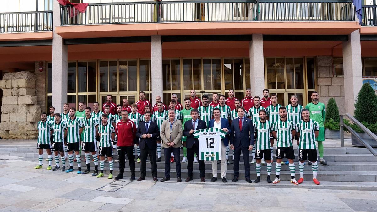 La plantilla del Córdoba CF posa ayer en las puertas del Ayuntamiento con el alcalde, el concejal de Deportes y el presidente y consejeros del club.