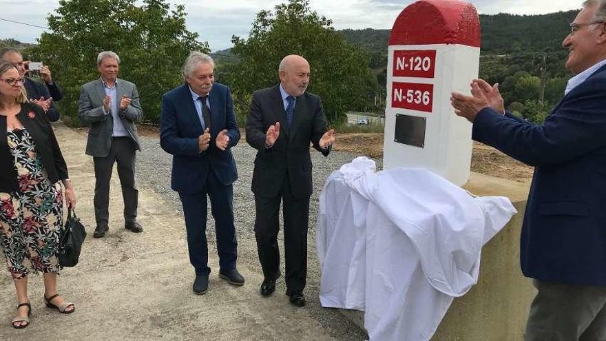 El delegado del Gobierno en Galicia, Javier Losada, en las obras de la vía. // FdV