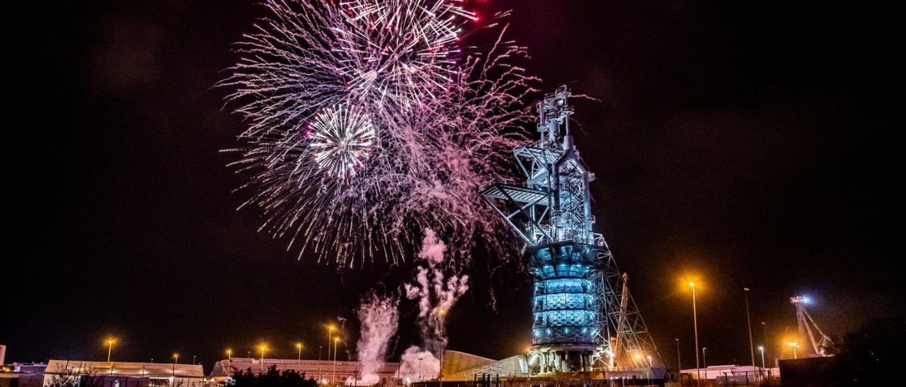 El castillo de fuegos artificiales puso fin a los festejos. | ROBERTO MARTÍNEZ