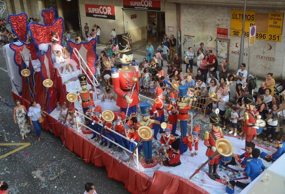 Carrozas y serpentinas llenan de color las calles de Pontevedra - La Bella y la Bestia y los Minnions, protagonistas de una Batalla de Flores que contó con la presencia de numeroso público