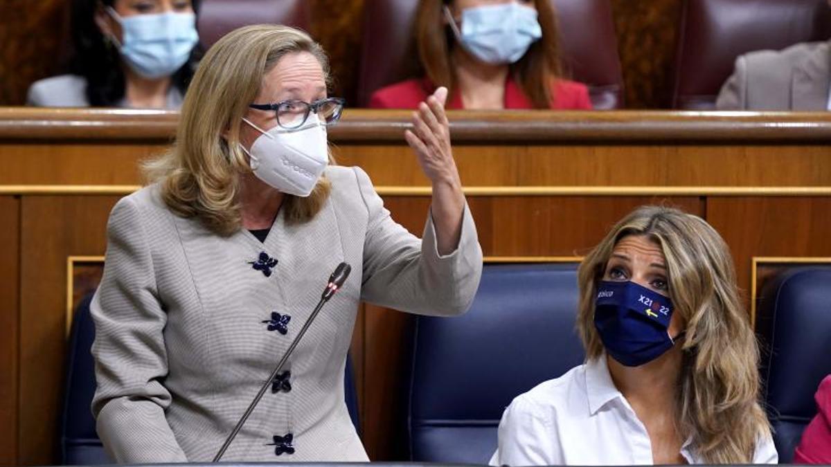 Las vicepresidentas primera y segunda del Gobierno, Nadia Calviño y Yolanda Díaz, durante la sesión de control al Gobierno del pasado 13 de octubre de 2021 en el Congreso.