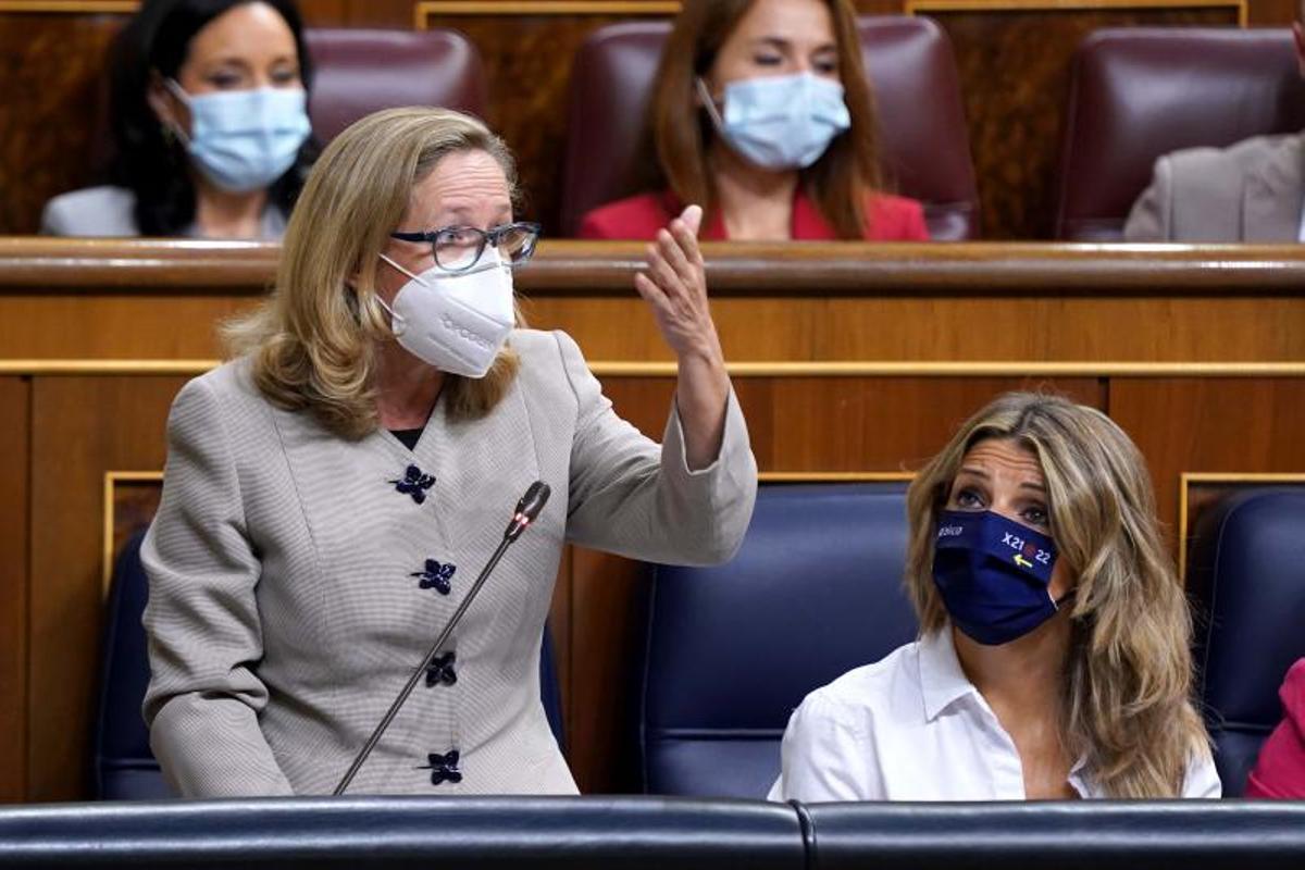 Las vicepresidentas primera y segunda del Gobierno, Nadia Calviño y Yolanda Díaz, durante la sesión de control al Gobierno del pasado 13 de octubre de 2021 en el Congreso. 