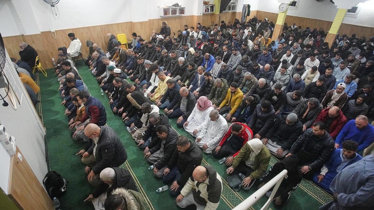 Fidels musulmans, resant al Centre Islàmic de Girona-mesquita assalam