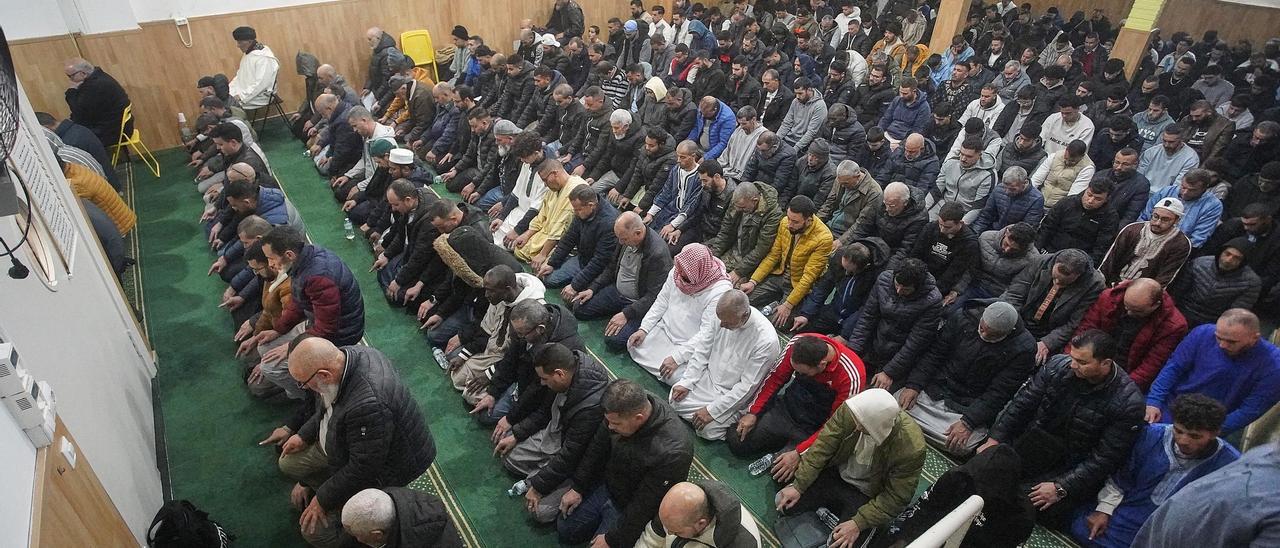 Fidels musulmans, resant al Centre Islàmic de Girona-mesquita assalam