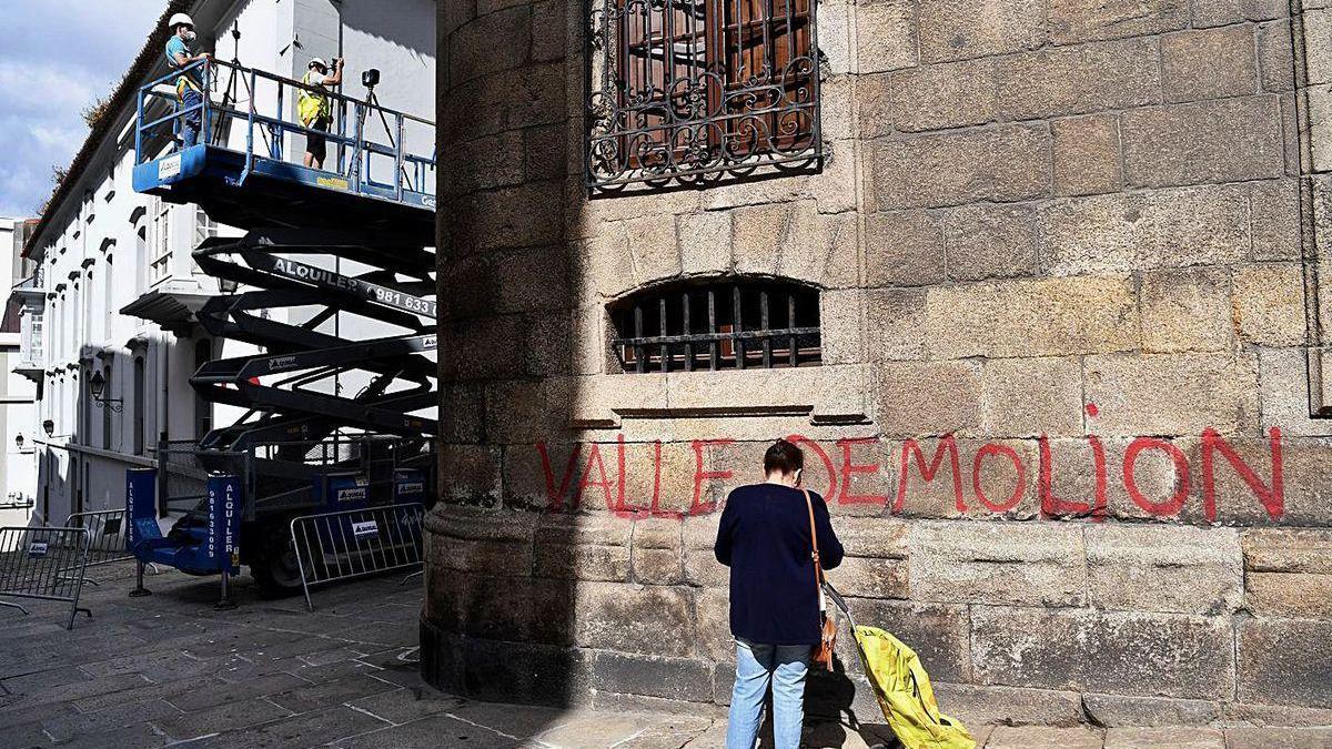 Algunas de las pintadas de la fachada de la Casa Cornide.