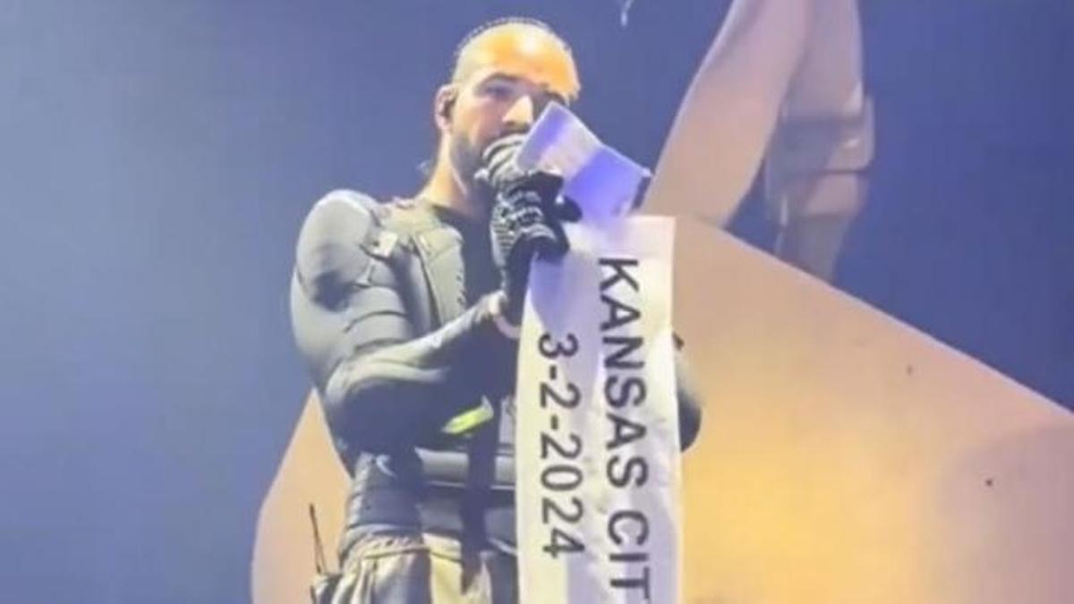 El rapero Drake lee la nota que le lanza un fan durante su concierto en kansas, este sábado día 2.