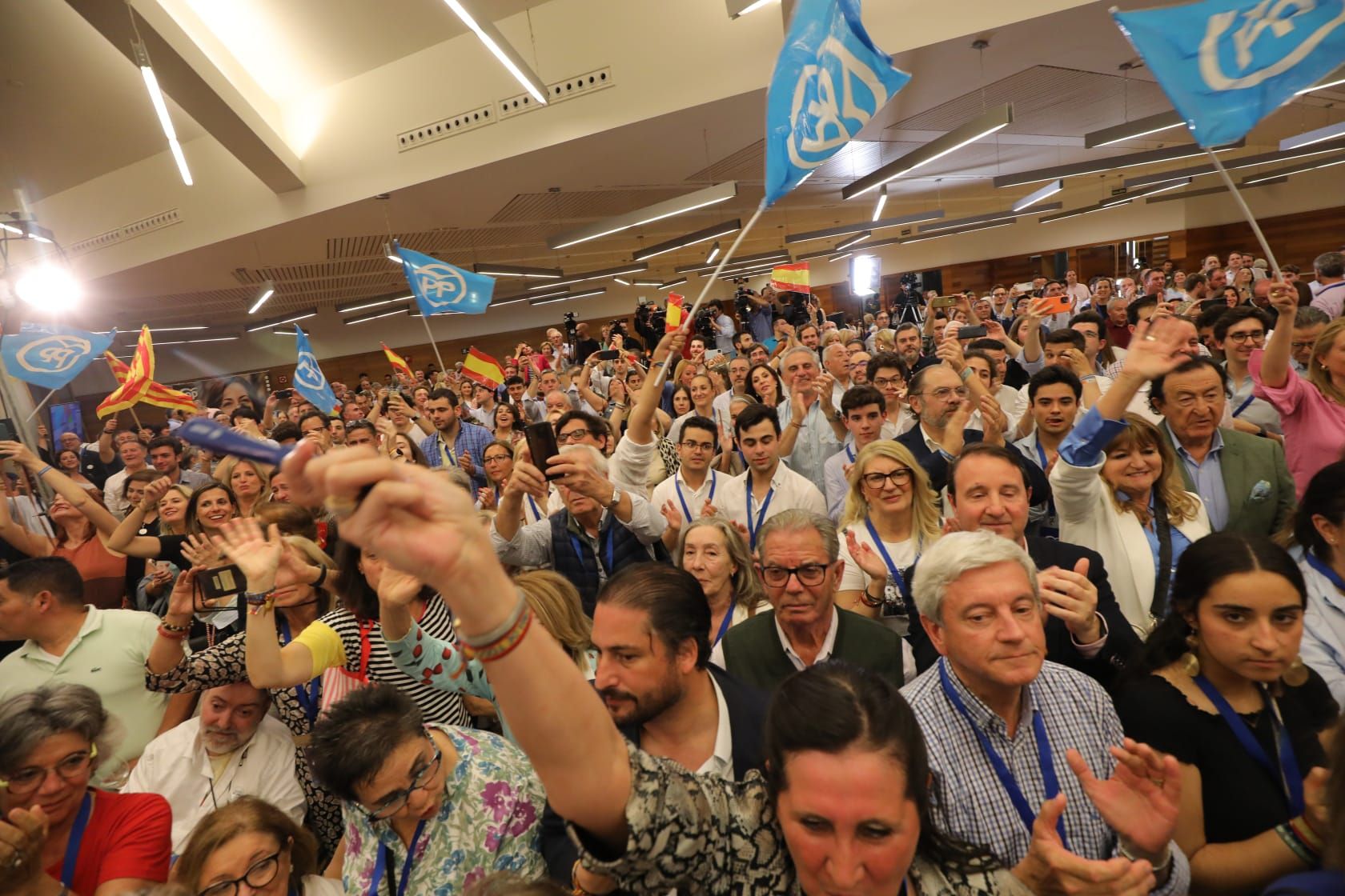 En imágenes | Así ha celebrado el PP su victoria en las elecciones municipales y autonómicas