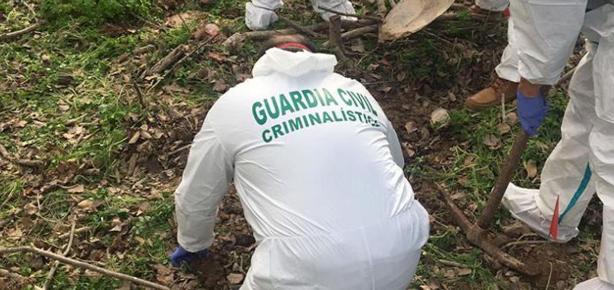 Guardias civiles en el paraje de Rojales donde encontraron enterrado el cadáver del irlandés asesinado en Torrevieja.