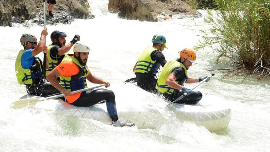 Una de las embarcaciones lucha contra el río.