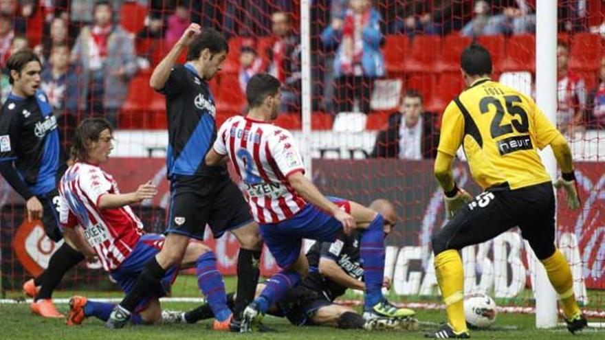 El primer gol del Sporting, obra de Sangoy.