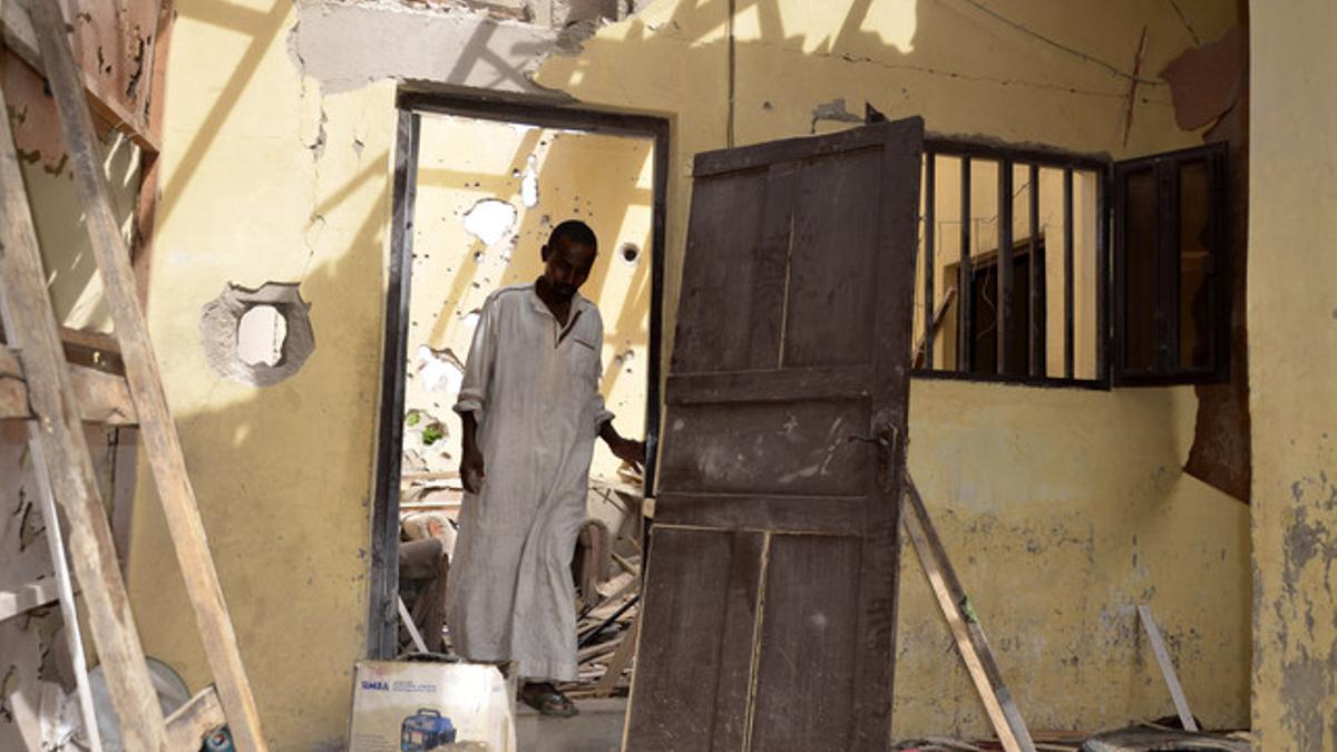 Un hombre inspecciona una casa derribada por Boko Haram en Maiduguri, Nigeria.