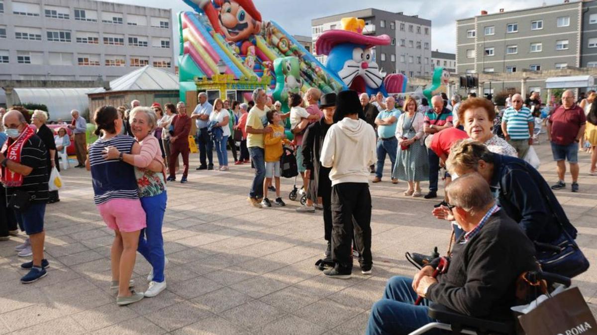 Ambiente festivo en el barrio de El Coto, ayer. | Marcos León