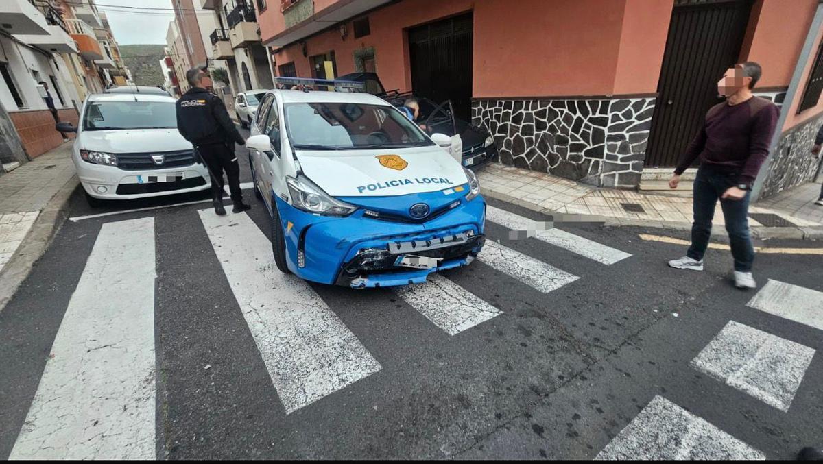 Coche policial dañado en La Cuesta