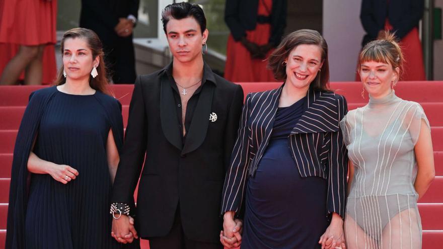 María Zamora, Mitch, Carla Simón y Llucía García, ayer, en Cannes. | Guillaume Horcajuelo