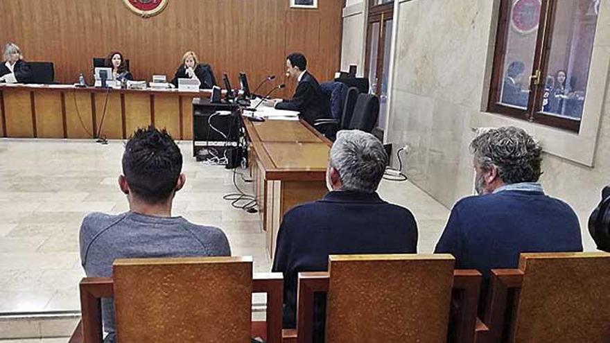 Los tres acusados, durante la celebraciÃ³n del juicio en la Audiencia de Palma.