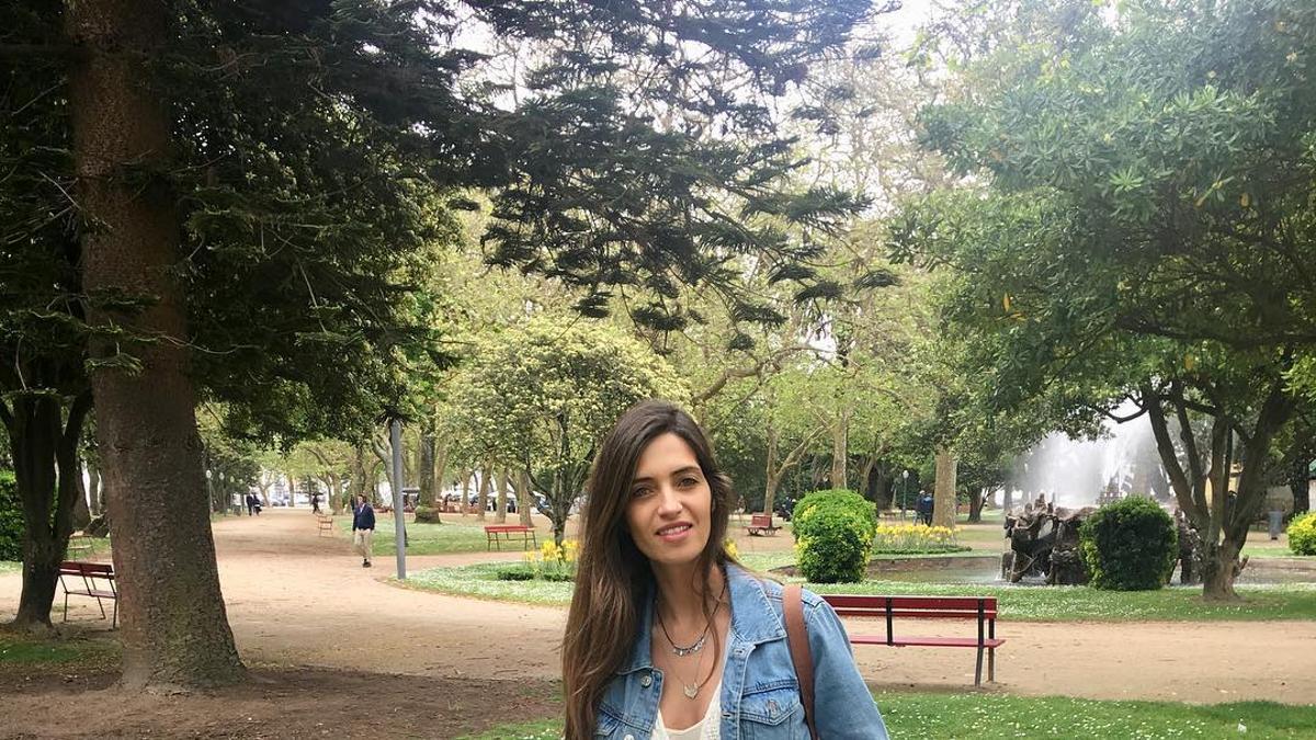 Sara Carbonero con vestido de Zara y chaqueta vaquera de Mango