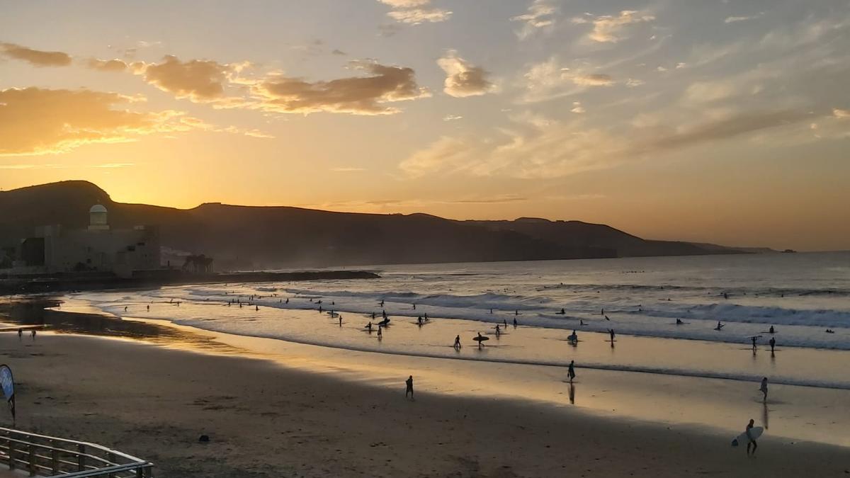 Puesta de sol en la playa de Las Canteras este lunes.