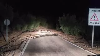 Cortada por una balsa de lodo y piedras la carretera entre Montalbán y Montilla