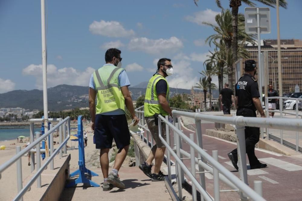 La Policía Local coloca los carteles del cierre de playas por Sant Joan