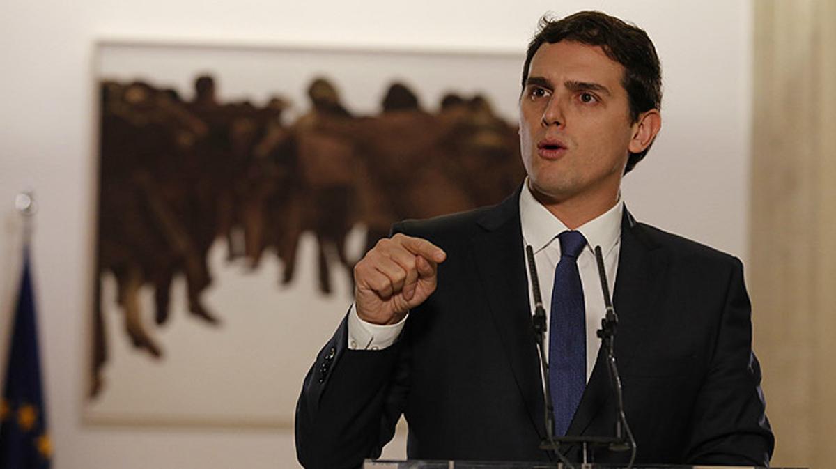 En la roda de premsa posterior a la firma de l’acord de Govern amb el PSOE, Albert Rivera ha demanat als altres partits “generositat, valentia i diàleg”.